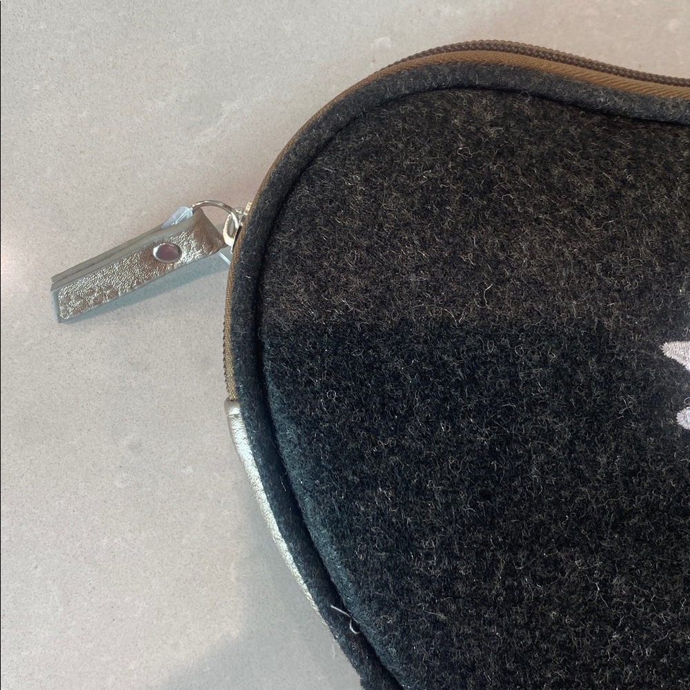 Women’s Lufthansa amenities kit purse - Picture 3 of 5